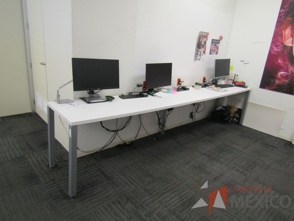Lote 128 - Mesa de trabajo rectangular para 3 personas con 4 patas metálicas y cubierta color blanco - Imagen 4