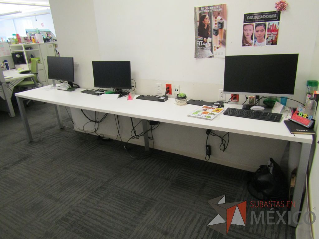 Lote 128 - Mesa de trabajo rectangular para 3 personas con 4 patas metálicas y cubierta color blanco - Imagen 5