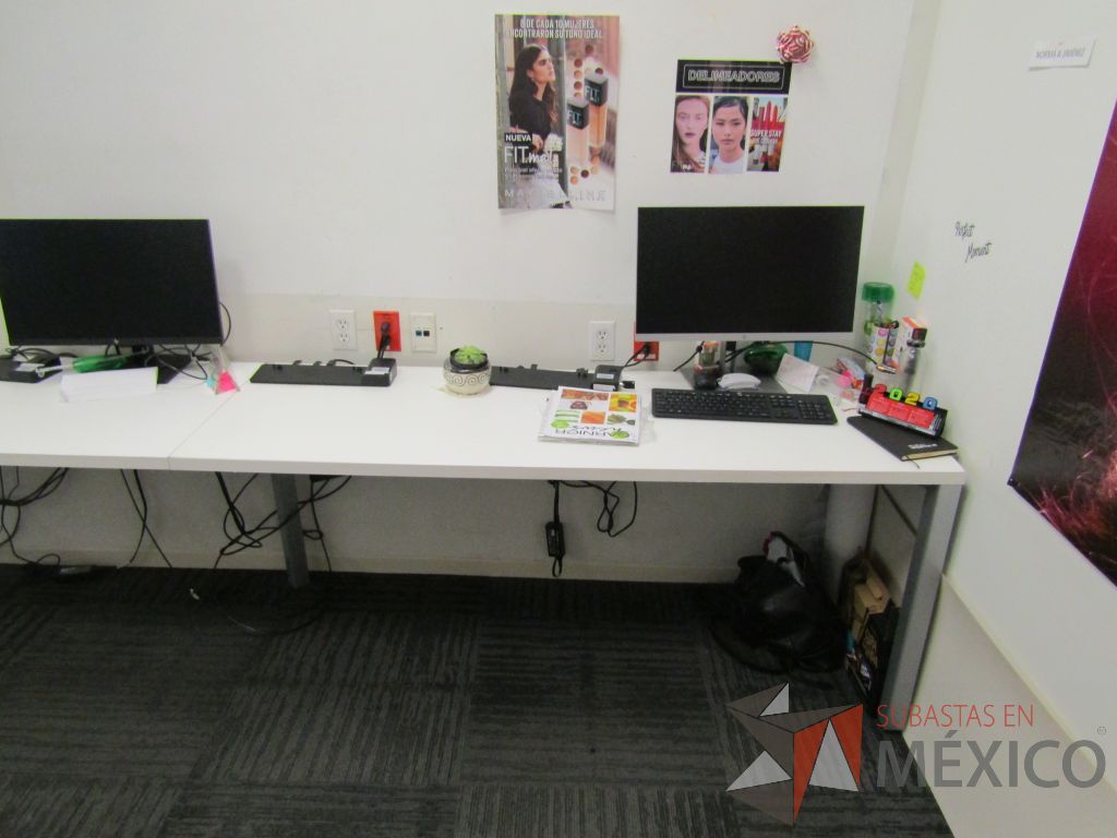 Lote 128 - Mesa de trabajo rectangular para 3 personas con 4 patas metálicas y cubierta color blanco - Imagen 6