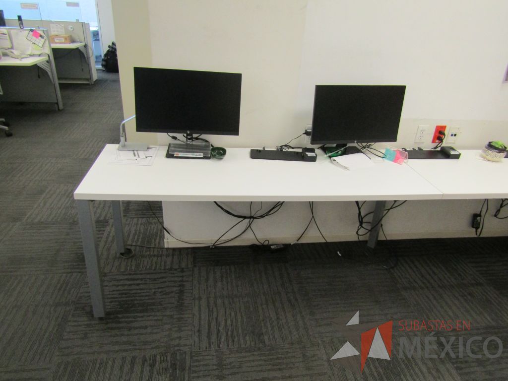 Lote 128 - Mesa de trabajo rectangular para 3 personas con 4 patas metálicas y cubierta color blanco - Imagen 7