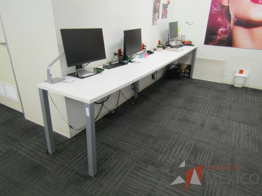 Lote 128 - Mesa de trabajo rectangular para 3 personas con 4 patas metálicas y cubierta color blanco - Imagen 8
