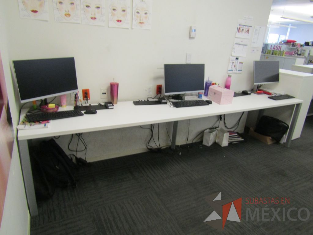 Lote 128 - Mesa de trabajo rectangular para 3 personas con 4 patas metálicas y cubierta color blanco - Imagen 9