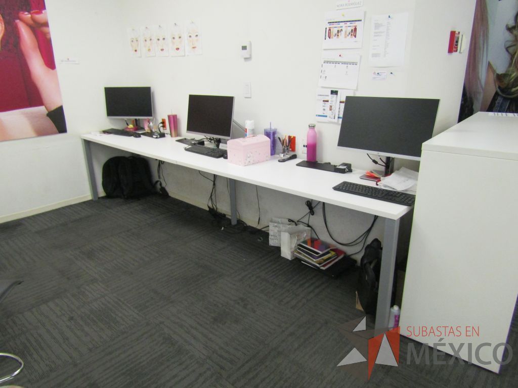 Lote 128 - Mesa de trabajo rectangular para 3 personas con 4 patas metálicas y cubierta color blanco - Imagen 10