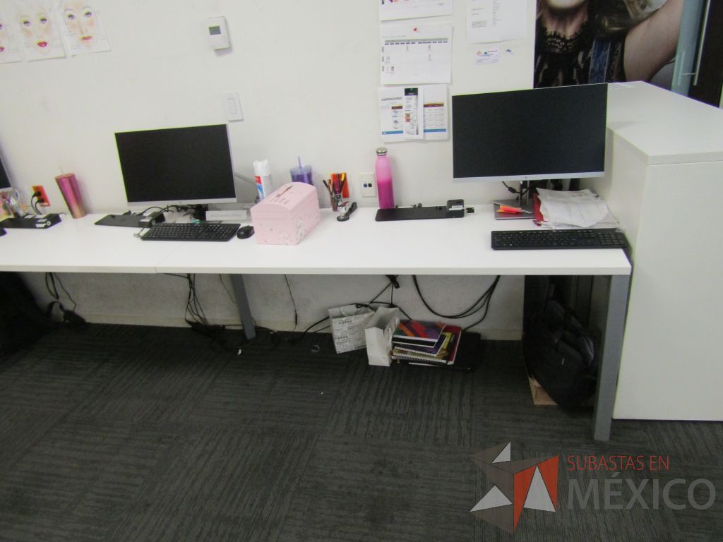 Lote 128 - Mesa de trabajo rectangular para 3 personas con 4 patas metálicas y cubierta color blanco - Imagen 11