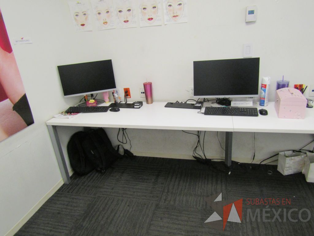 Lote 128 - Mesa de trabajo rectangular para 3 personas con 4 patas metálicas y cubierta color blanco - Imagen 12