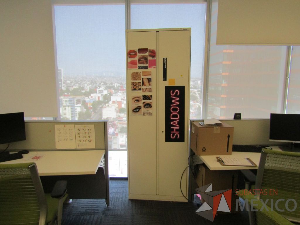 Lote 127 - Gabinete alto de dos puertas metálicas color blanco