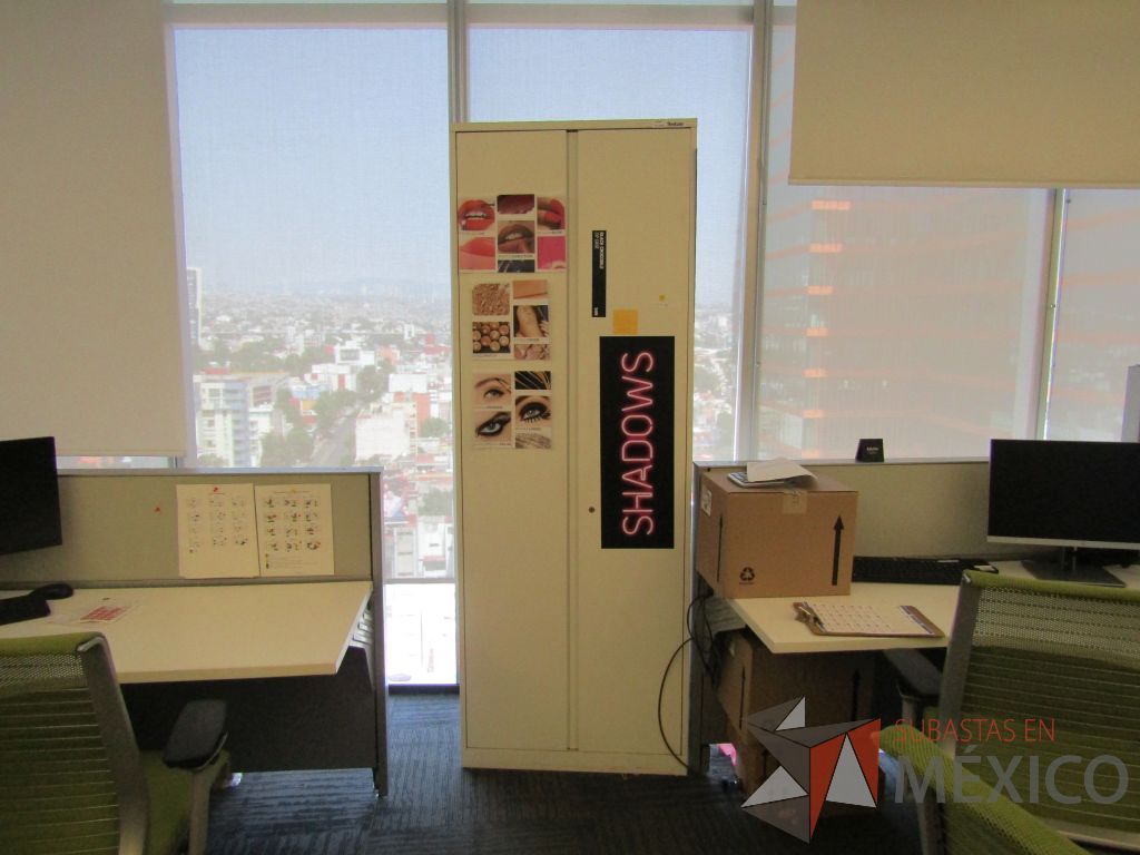Lote 127 - Gabinete alto de dos puertas metálicas color blanco - Imagen 2