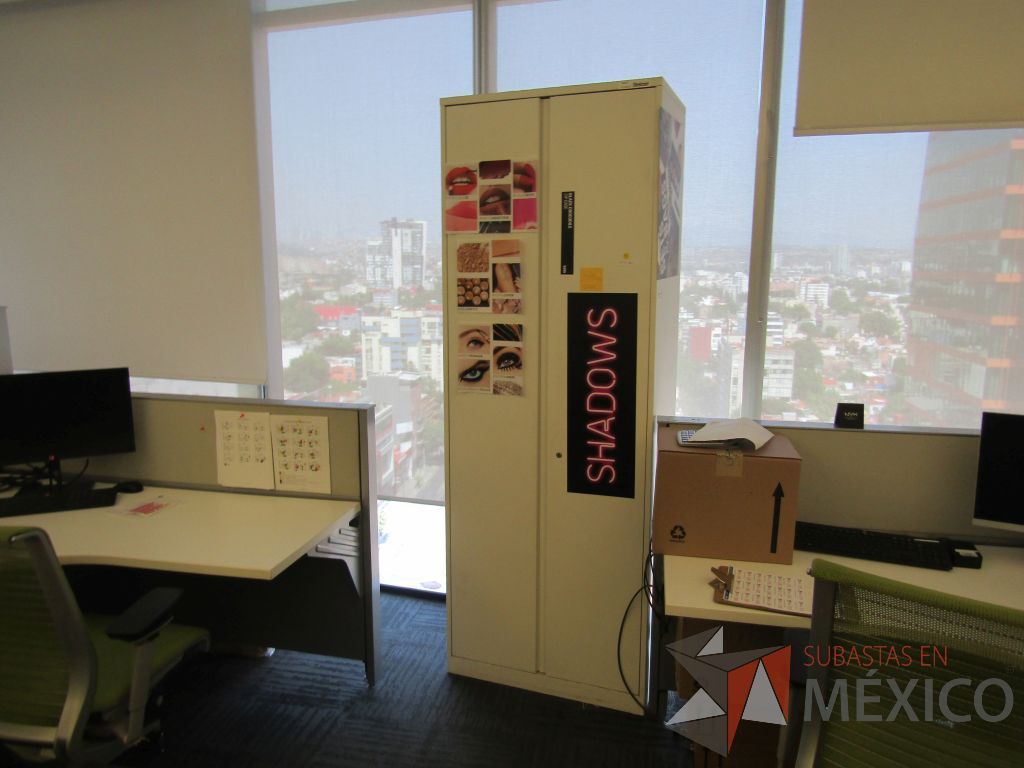 Lote 127 - Gabinete alto de dos puertas metálicas color blanco - Imagen 3