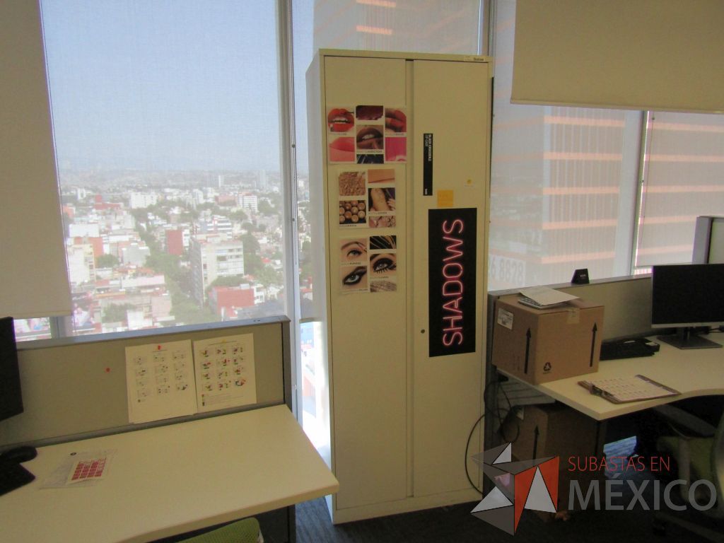 Lote 127 - Gabinete alto de dos puertas metálicas color blanco - Imagen 5