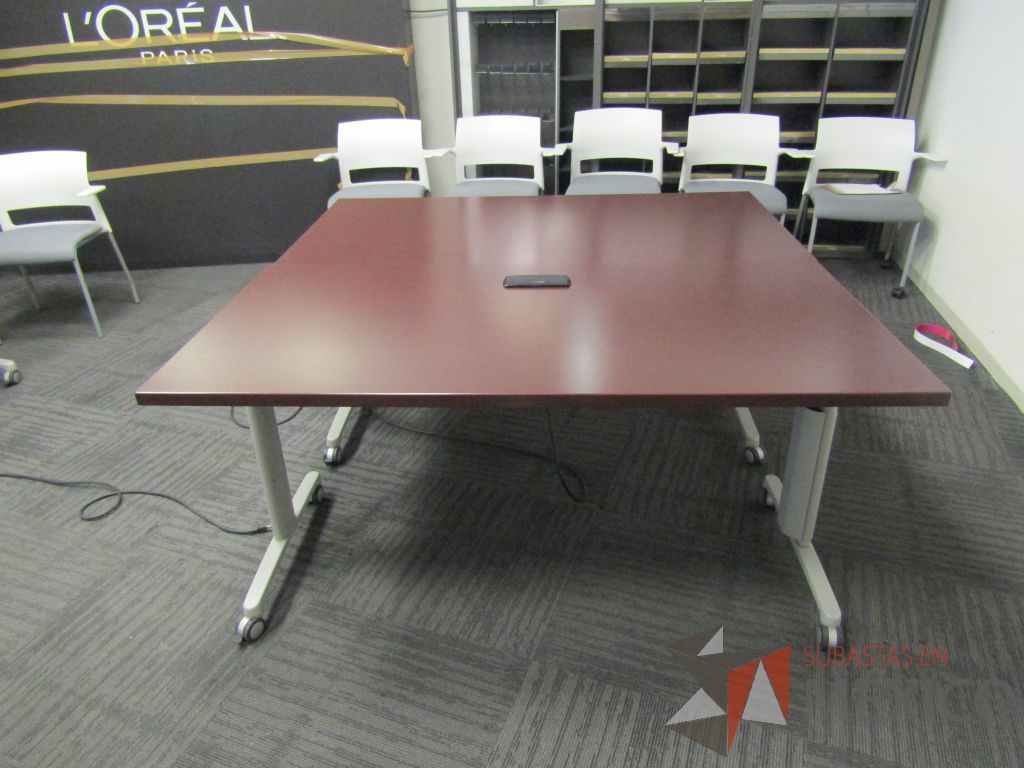 Lote 345 - Mesa de trabajo plegable rectangular con estructura gris, ruedas negras, cubierta color café y accesorios para conexiones.