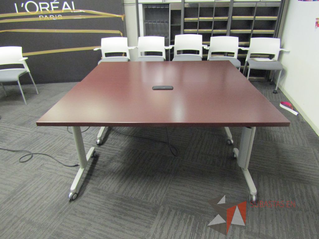 Lote 375 - Mesa de trabajo plegable rectangular con estructura gris, ruedas negras, cubierta color café y accesorios para conexiones. - Imagen 3
