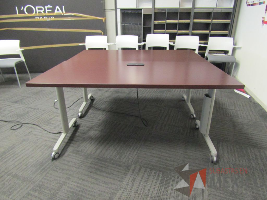 Lote 345 - Mesa de trabajo plegable rectangular con estructura gris, ruedas negras, cubierta color café y accesorios para conexiones. - Imagen 2