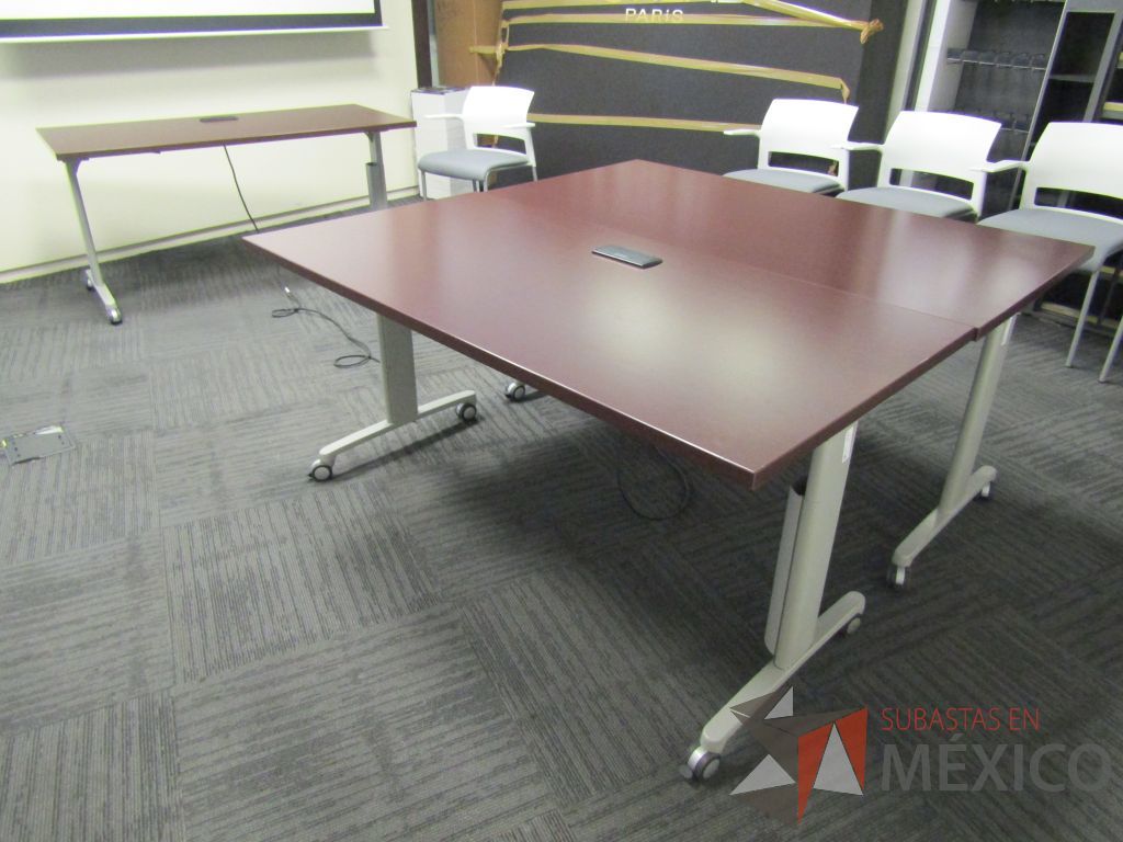 Lote 345 - Mesa de trabajo plegable rectangular con estructura gris, ruedas negras, cubierta color café y accesorios para conexiones. - Imagen 3
