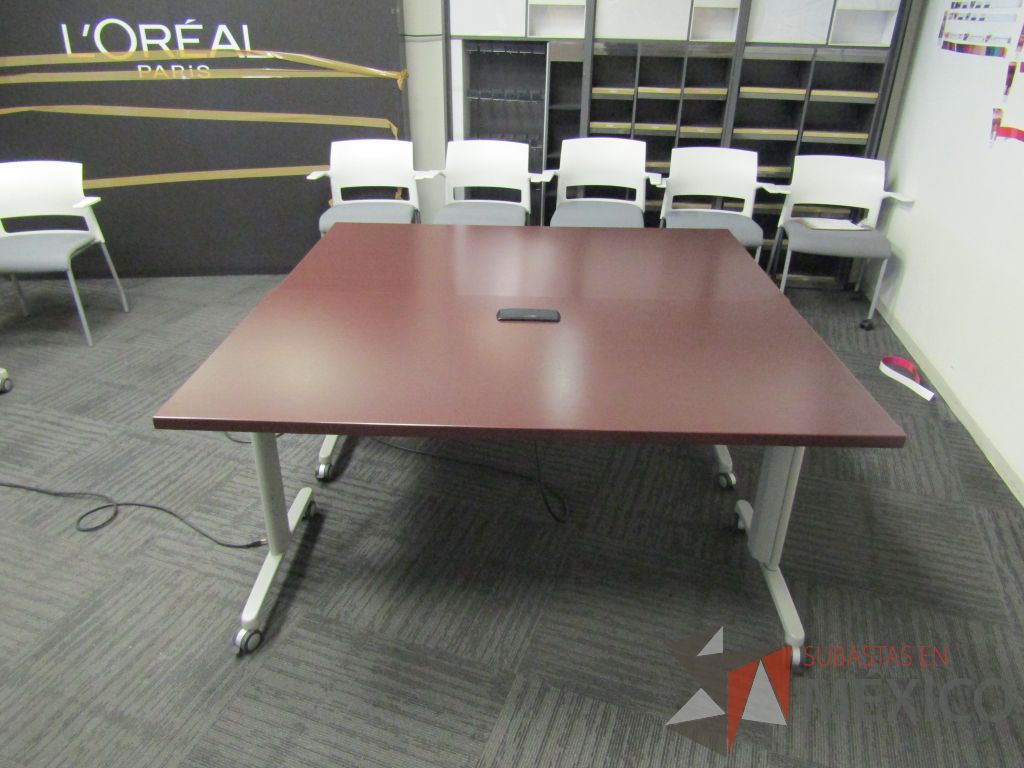Lote 345 - Mesa de trabajo plegable rectangular con estructura gris, ruedas negras, cubierta color café y accesorios para conexiones. - Imagen 4