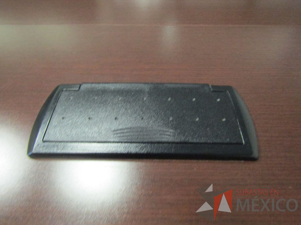 Lote 345 - Mesa de trabajo plegable rectangular con estructura gris, ruedas negras, cubierta color café y accesorios para conexiones. - Imagen 5