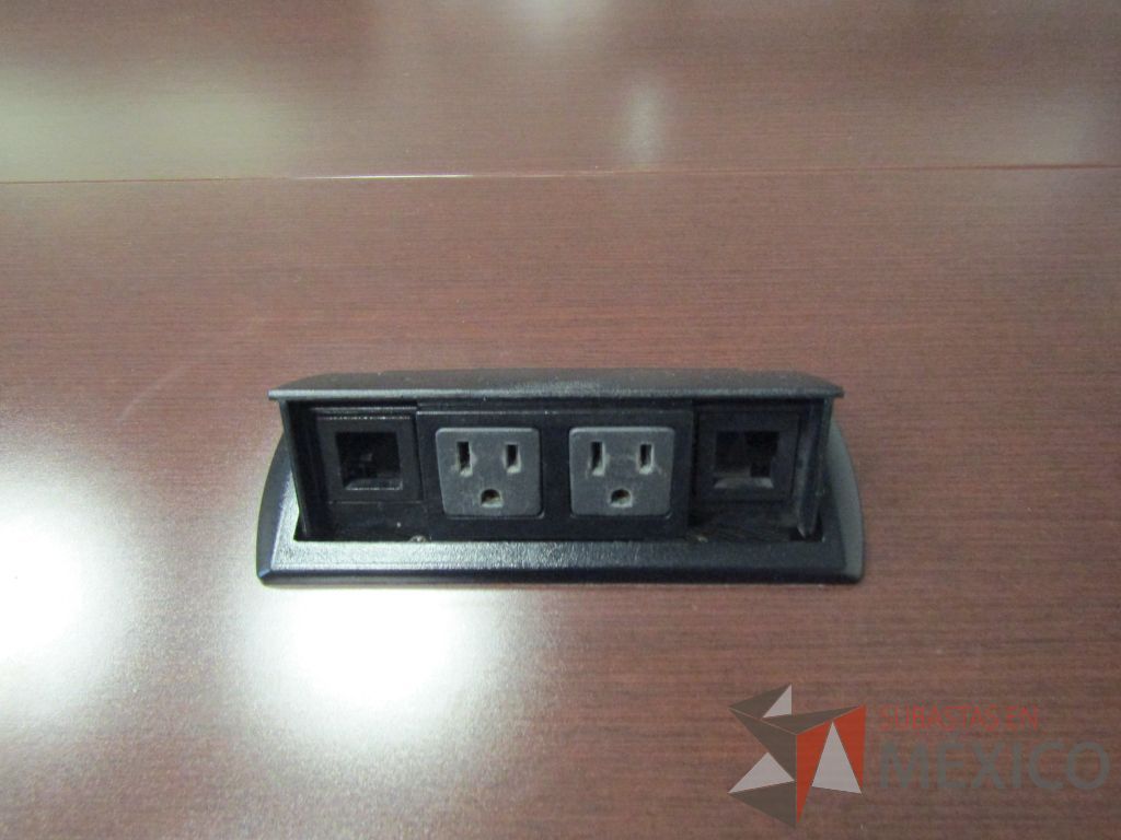Lote 345 - Mesa de trabajo plegable rectangular con estructura gris, ruedas negras, cubierta color café y accesorios para conexiones. - Imagen 6