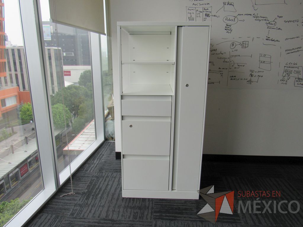 Lote 329 - 2 Gabinetes metálicos con 3 cajones, 1 puerta y 1 entrepaño color blanco.