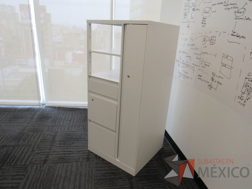 Lote 329 - 2 Gabinetes metálicos con 3 cajones, 1 puerta y 1 entrepaño color blanco. - Imagen 4