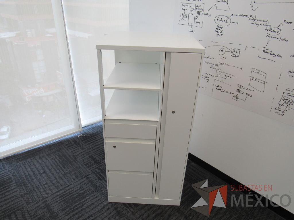 Lote 329 - 2 Gabinetes metálicos con 3 cajones, 1 puerta y 1 entrepaño color blanco. - Imagen 3