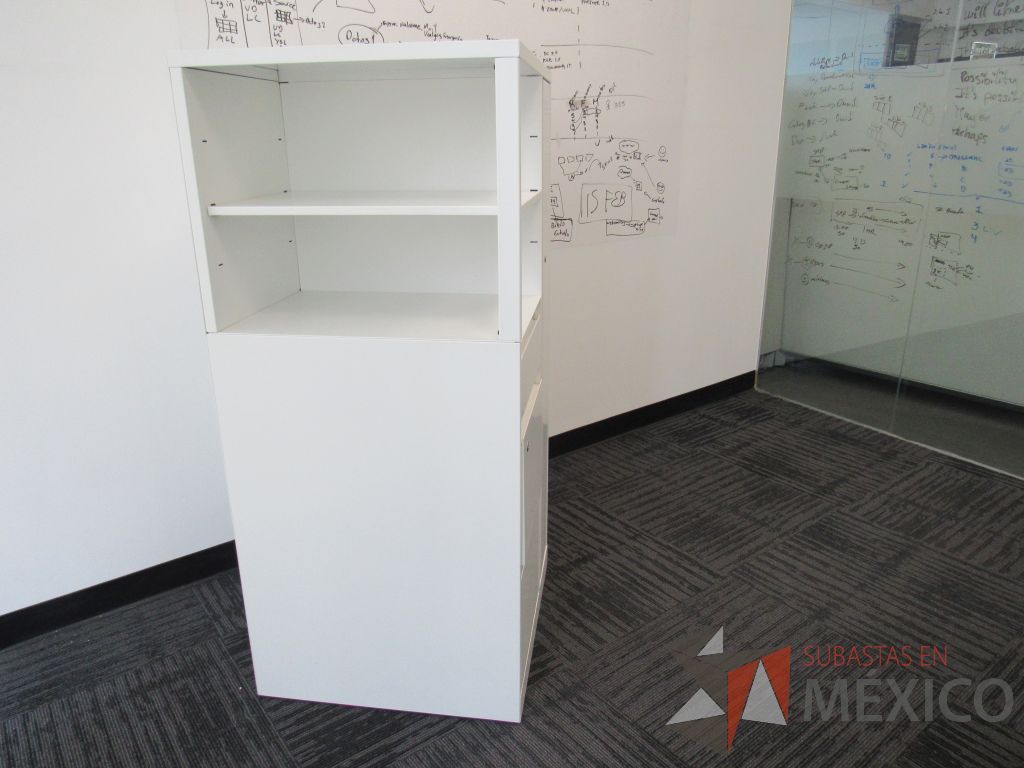 Lote 329 - 2 Gabinetes metálicos con 3 cajones, 1 puerta y 1 entrepaño color blanco. - Imagen 2