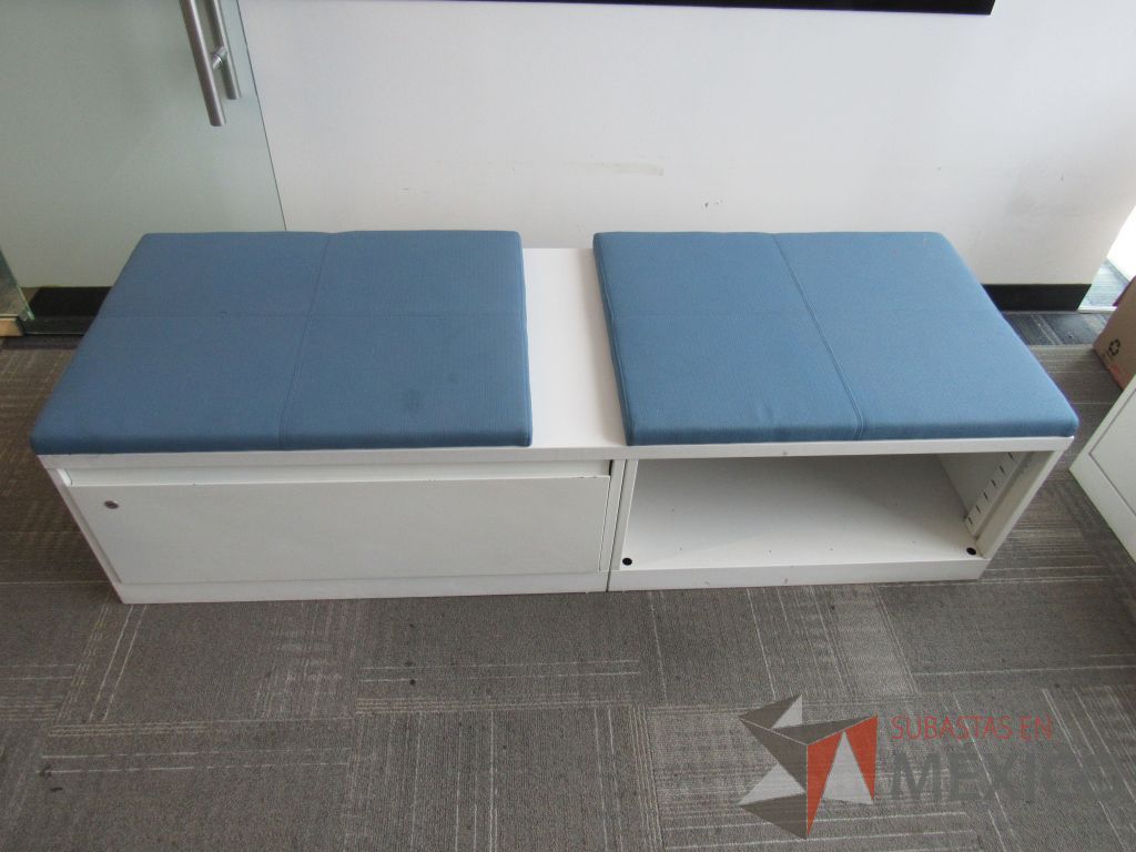 Lote 204 - Credenza tipo madera color blanco, con un cajón, espacio para archivos y cojín en tela color azul. - Imagen 11