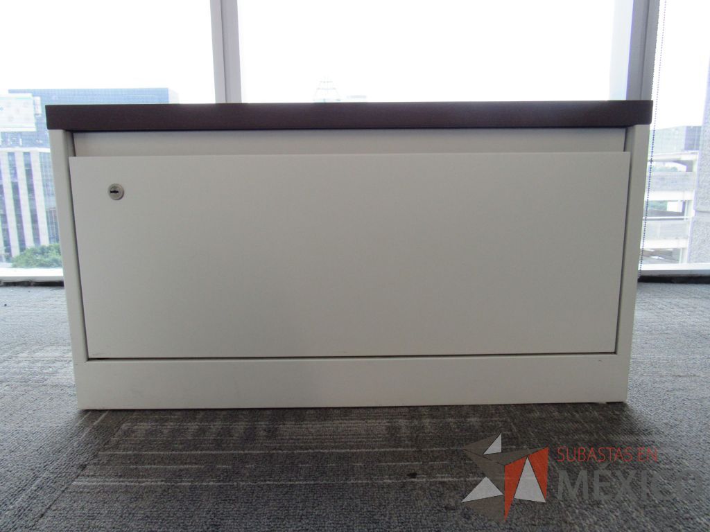 Lote 330 - Escritorio en escuadra con 4 patas metálicas, gabinete de pedestal con espacio para documentos y cubierta color blanco y Gabinete de 1 cajón metálico con cubierta color café. - Imagen 12
