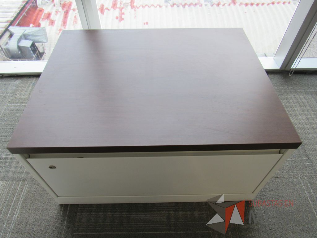 Lote 330 - Escritorio en escuadra con 4 patas metálicas, gabinete de pedestal con espacio para documentos y cubierta color blanco y Gabinete de 1 cajón metálico con cubierta color café. - Imagen 13