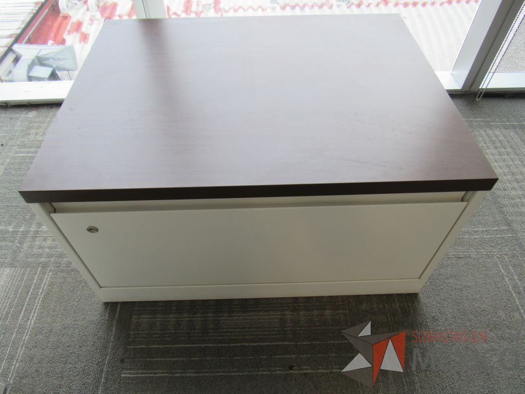 Lote 330 - Escritorio en escuadra con 4 patas metálicas, gabinete de pedestal con espacio para documentos y cubierta color blanco y Gabinete de 1 cajón metálico con cubierta color café. - Imagen 14