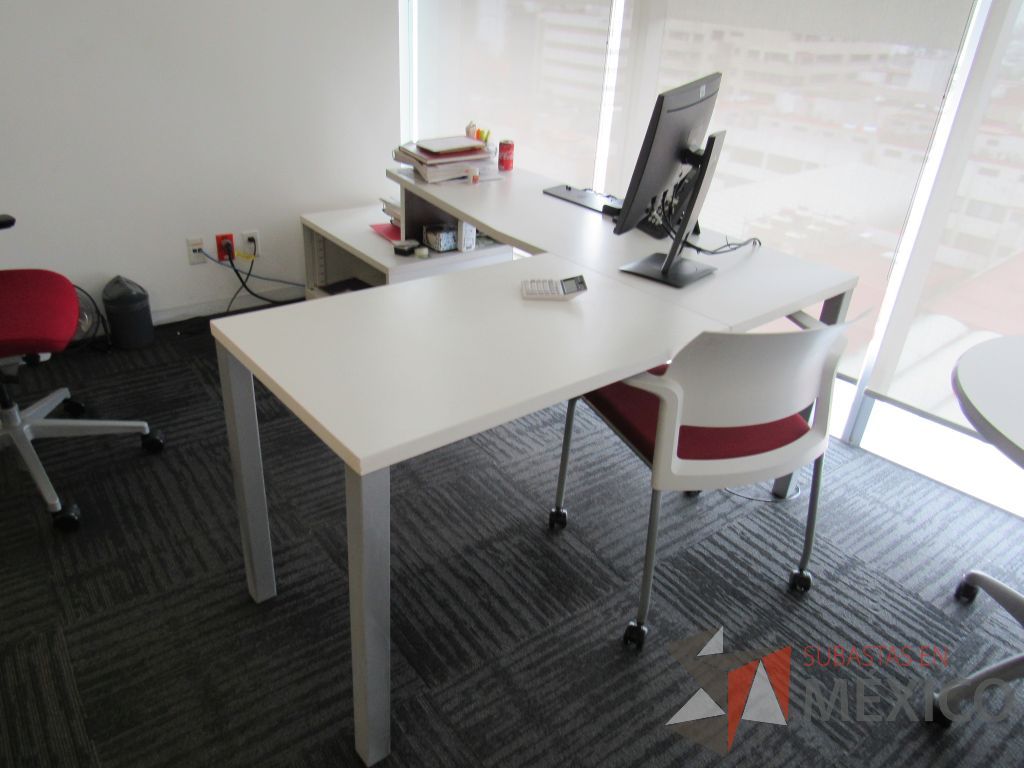 Lote 330 - Escritorio en escuadra con 4 patas metálicas, gabinete de pedestal con espacio para documentos y cubierta color blanco y Gabinete de 1 cajón metálico con cubierta color café.