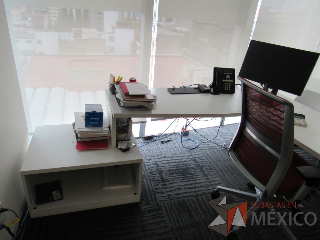 Lote 330 - Escritorio en escuadra con 4 patas metálicas, gabinete de pedestal con espacio para documentos y cubierta color blanco y Gabinete de 1 cajón metálico con cubierta color café. - Imagen 3