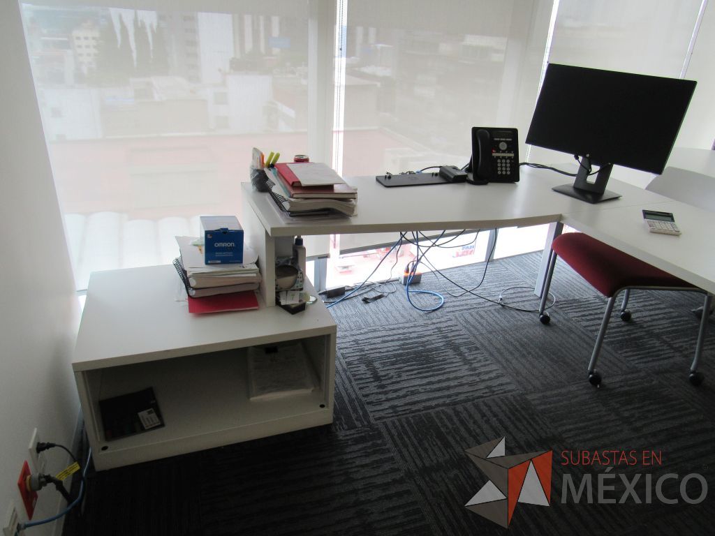 Lote 330 - Escritorio en escuadra con 4 patas metálicas, gabinete de pedestal con espacio para documentos y cubierta color blanco y Gabinete de 1 cajón metálico con cubierta color café. - Imagen 4