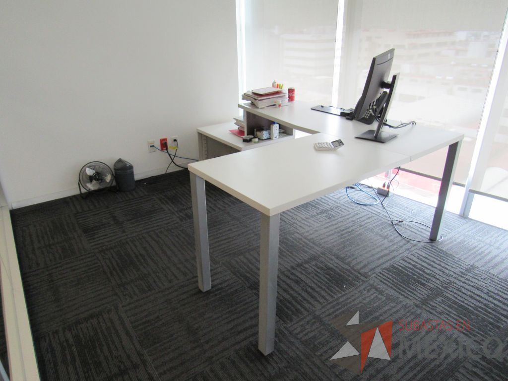 Lote 330 - Escritorio en escuadra con 4 patas metálicas, gabinete de pedestal con espacio para documentos y cubierta color blanco y Gabinete de 1 cajón metálico con cubierta color café. - Imagen 7