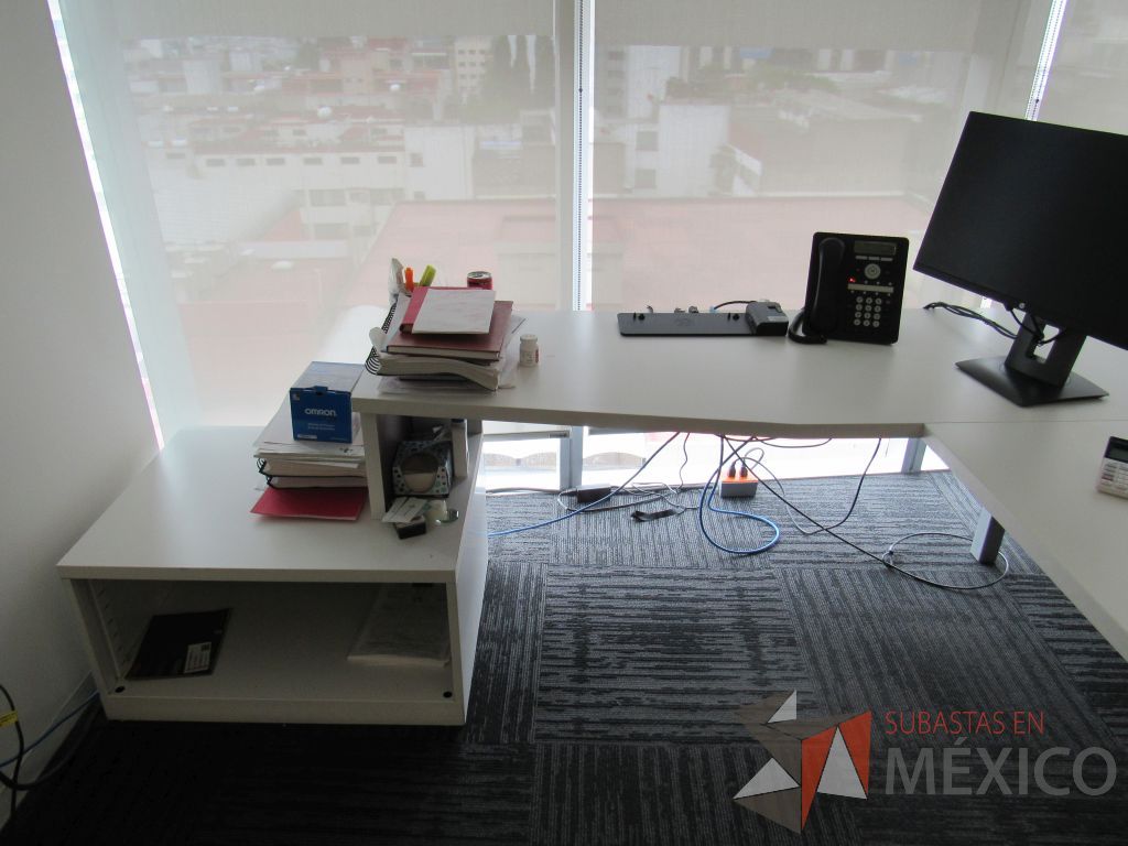 Lote 330 - Escritorio en escuadra con 4 patas metálicas, gabinete de pedestal con espacio para documentos y cubierta color blanco y Gabinete de 1 cajón metálico con cubierta color café. - Imagen 8