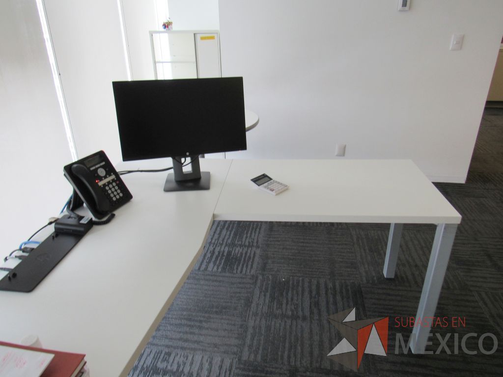 Lote 330 - Escritorio en escuadra con 4 patas metálicas, gabinete de pedestal con espacio para documentos y cubierta color blanco y Gabinete de 1 cajón metálico con cubierta color café. - Imagen 9