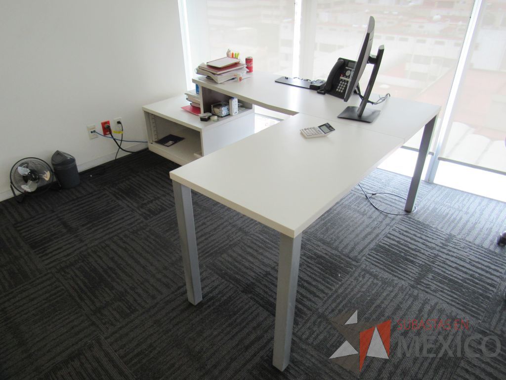 Lote 330 - Escritorio en escuadra con 4 patas metálicas, gabinete de pedestal con espacio para documentos y cubierta color blanco y Gabinete de 1 cajón metálico con cubierta color café. - Imagen 10