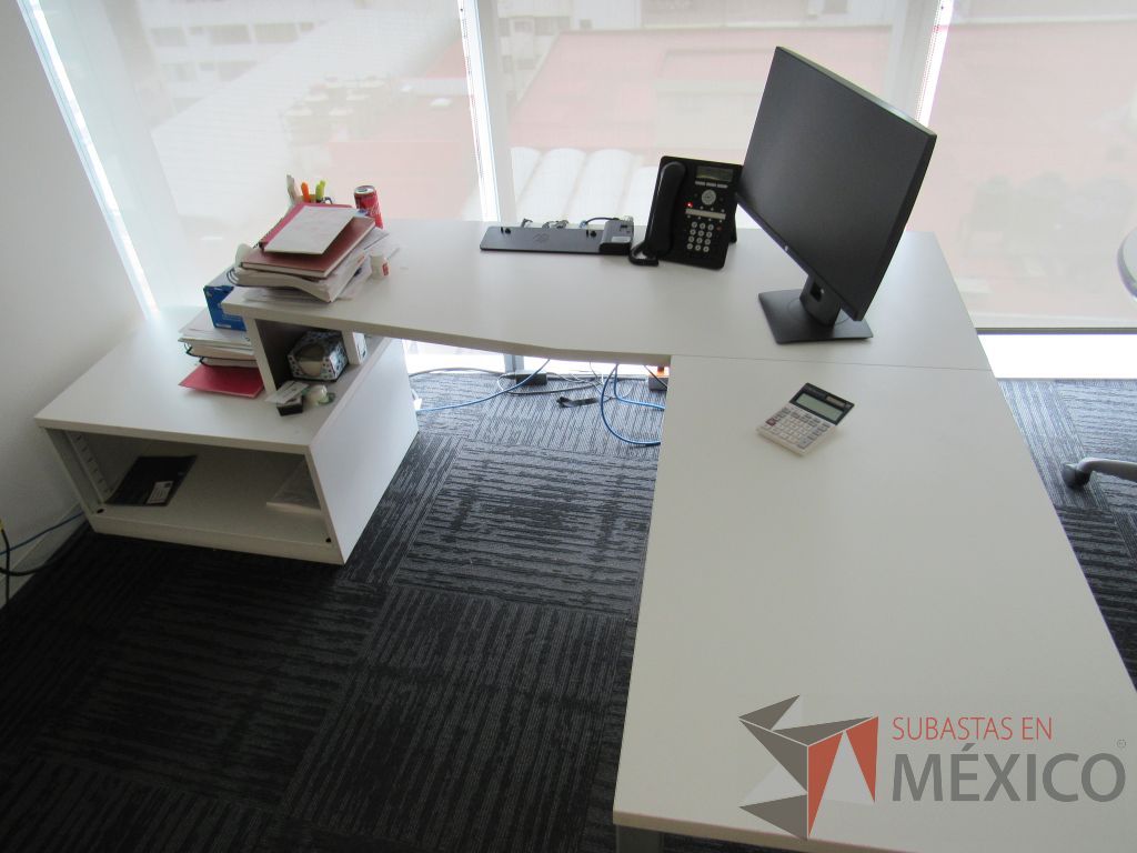 Lote 330 - Escritorio en escuadra con 4 patas metálicas, gabinete de pedestal con espacio para documentos y cubierta color blanco y Gabinete de 1 cajón metálico con cubierta color café. - Imagen 11
