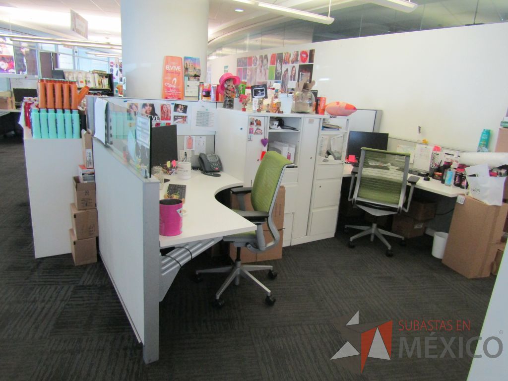 Lote 255 - Estación de trabajo para 4 personas con 4 gabinetes altos metálicos color blanco. - Imagen 2