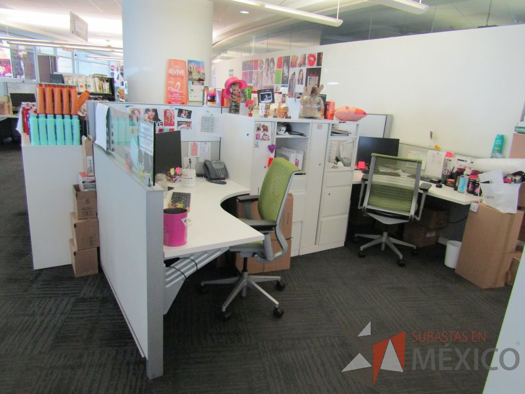 Lote 255 - Estación de trabajo para 4 personas con 4 gabinetes altos metálicos color blanco. - Imagen 3