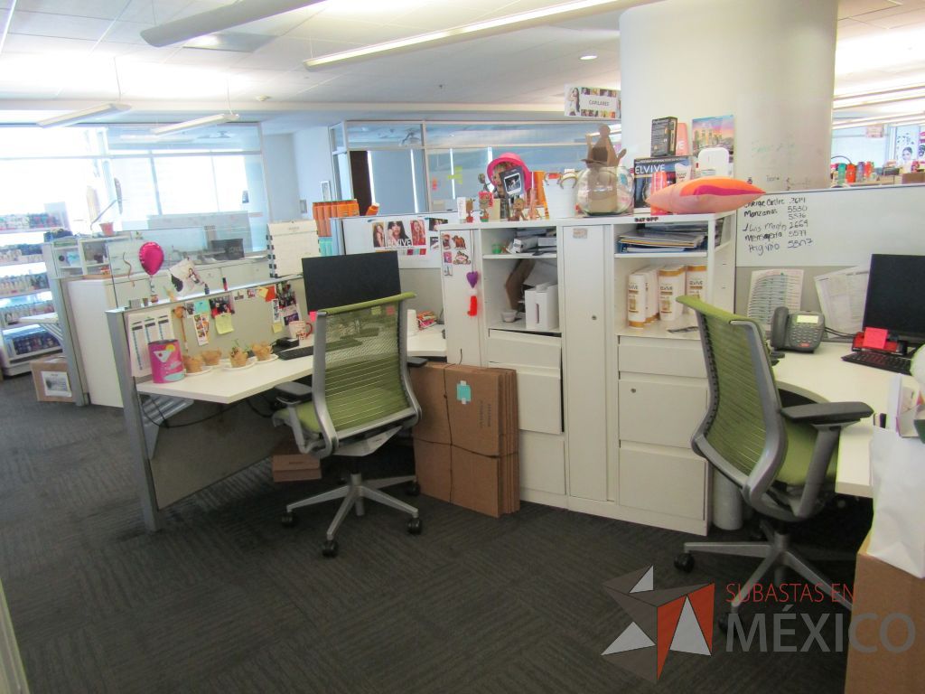 Lote 255 - Estación de trabajo para 4 personas con 4 gabinetes altos metálicos color blanco. - Imagen 4