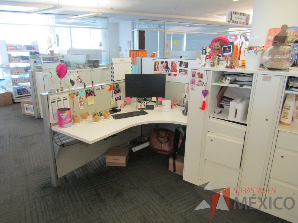 Lote 255 - Estación de trabajo para 4 personas con 4 gabinetes altos metálicos color blanco. - Imagen 5