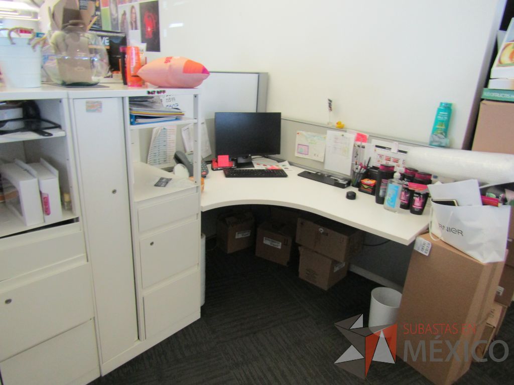 Lote 255 - Estación de trabajo para 4 personas con 4 gabinetes altos metálicos color blanco. - Imagen 6