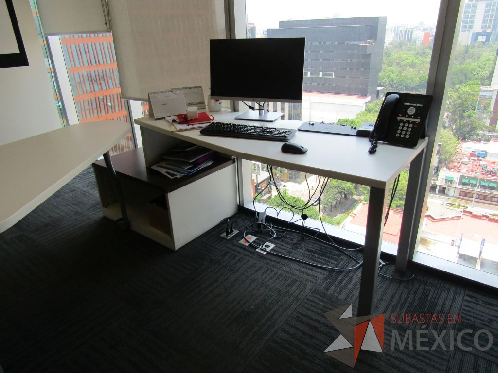 Lote 105 - Oficina Operativa con Escritorio, Mesa de Apoyo Triangular con Ruedas y Gabinete - Imagen 2