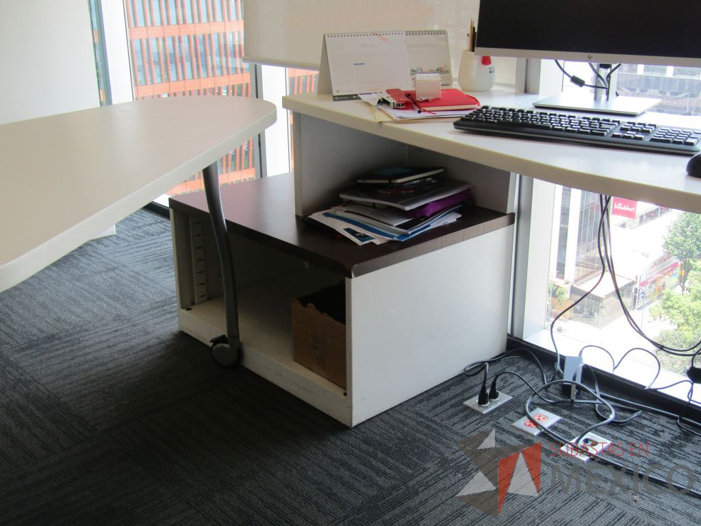 Lote 105 - Oficina Operativa con Escritorio, Mesa de Apoyo Triangular con Ruedas y Gabinete - Imagen 5