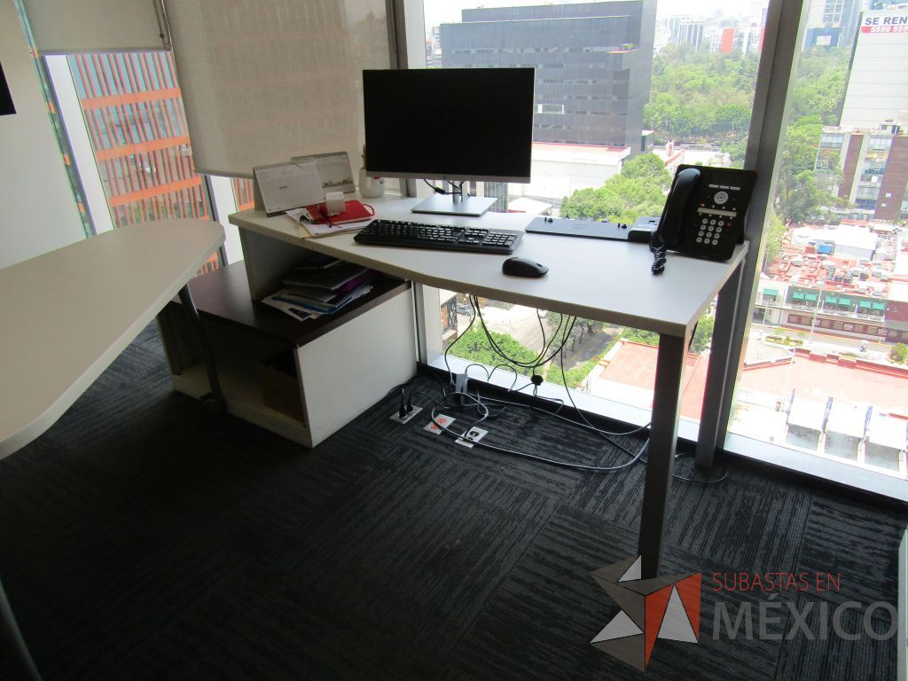 Lote 105 - Oficina Operativa con Escritorio, Mesa de Apoyo Triangular con Ruedas y Gabinete - Imagen 7