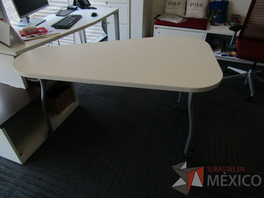 Lote 105 - Oficina Operativa con Escritorio, Mesa de Apoyo Triangular con Ruedas y Gabinete - Imagen 9
