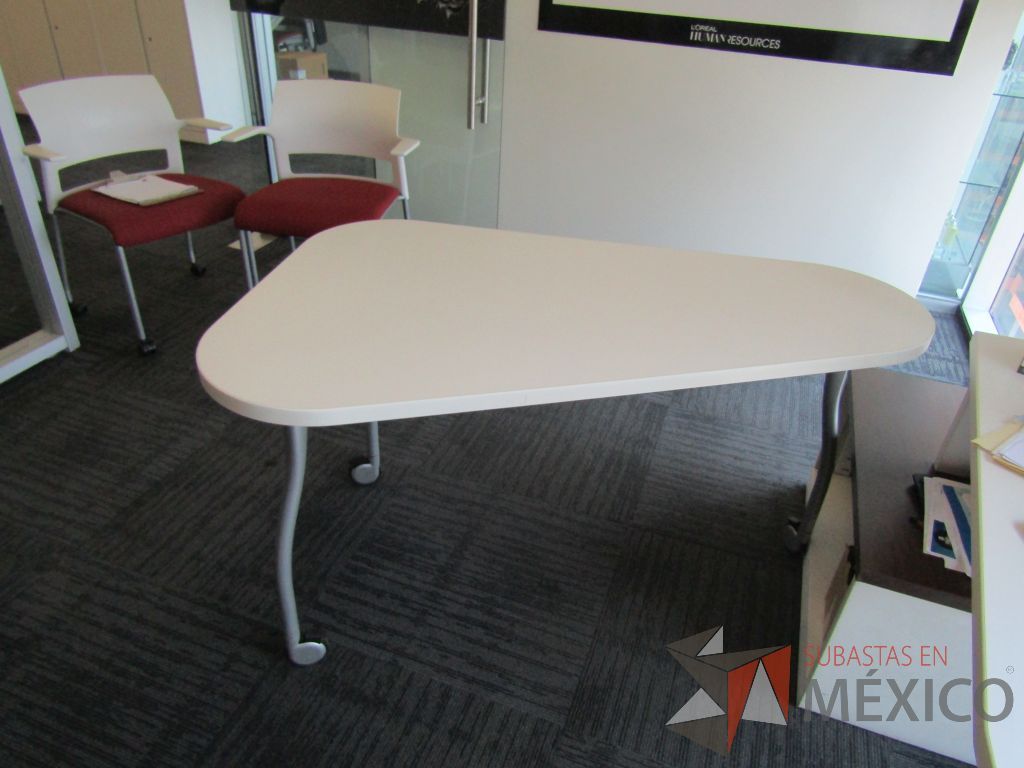 Lote 315 - Oficina Operativa con Escritorio, Mesa de Apoyo Triangular con Ruedas y Gabinete - Imagen 6