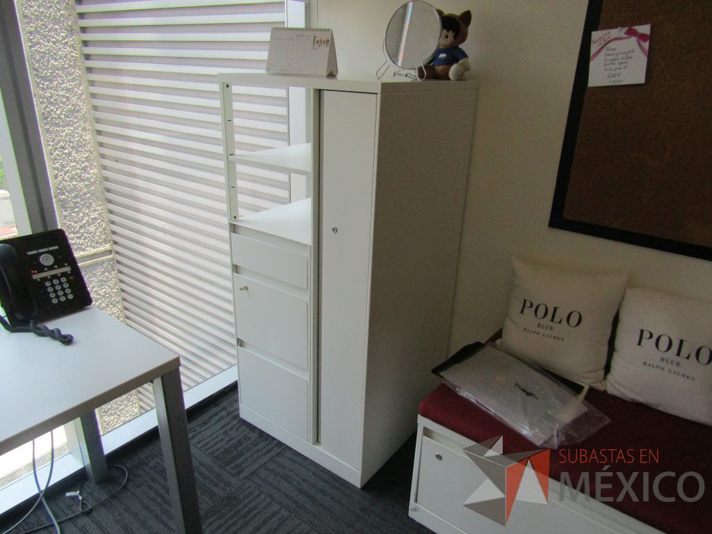 Lote 116 - Gabinete metálico con 3 cajones, 1 puerta y 1 entrepaño color blanco