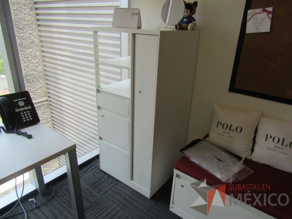 Lote 116 - Gabinete metálico con 3 cajones, 1 puerta y 1 entrepaño color blanco - Imagen 2