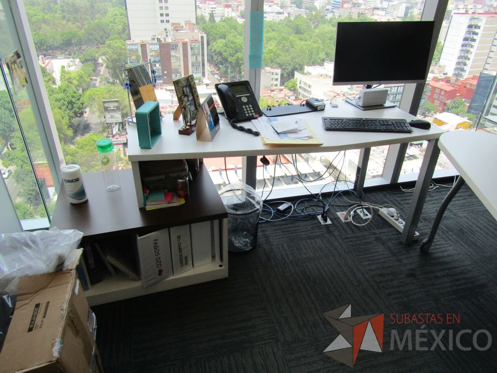 Lote 105 - Oficina Operativa con Escritorio, Mesa de Apoyo Triangular con Ruedas y Gabinete - Imagen 14