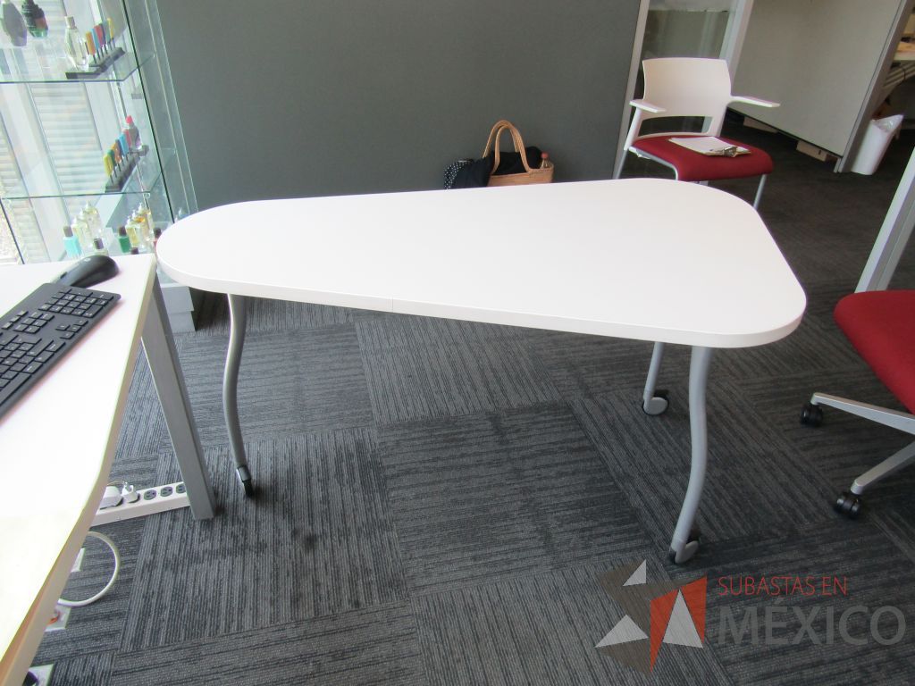 Lote 315 - Oficina Operativa con Escritorio, Mesa de Apoyo Triangular con Ruedas y Gabinete - Imagen 8